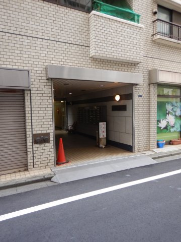 中銀上野小島マンシオンのエントランス