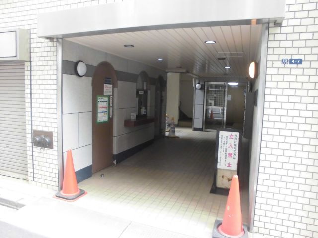 中銀上野小島マンシオンのエントランス