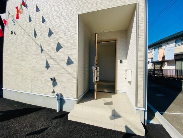 クレイドルガーデン／東区湖東第5／1号棟のエントランス|明るい印象の玄関。雨の日でも濡れずに宅配の荷物が受け取れます。