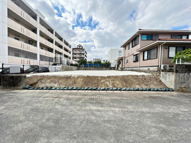 沖縄市比屋根4丁目　売土地の前面道路含む現地写真