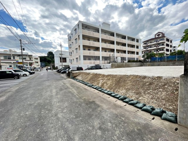 沖縄市比屋根4丁目　売土地の前面道路含む現地写真