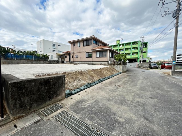 沖縄市比屋根4丁目　売土地の前面道路含む現地写真