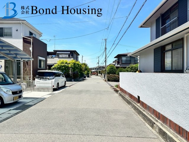 LDK２０帖以上・お車２台駐車可・岩岡町岩岡　全２棟　２号棟の前面道路含む現地写真