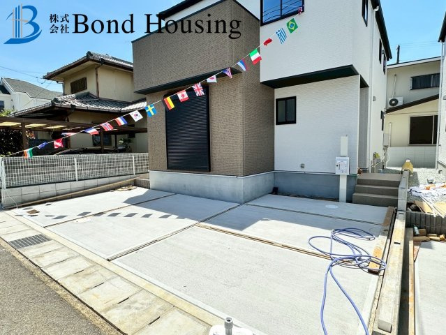 LDK２０帖以上・お車２台駐車可・岩岡町岩岡　全２棟　２号棟の駐車場