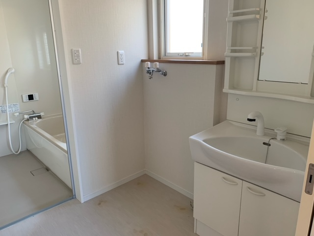 フローレンスⅢの洗面所|ゆったりとスペースのある洗面所