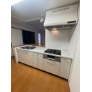 【キッチン】 | ル・シック千葉フロンテージ | 幅2.4mのワイドキッチン、コンロ３口、調理スペースも広々