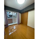 【洋室】 | ル・シック千葉フロンテージ | 南側と東側の両面窓で日当たり良好な洋室、南側はバルコニーに出られます