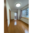 【洋室】 | ル・シック千葉フロンテージ | 南側と西側の両面窓で日当たり良好な洋室、南側はバルコニーに出られます