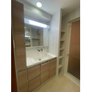 【独立洗面台】 | ル・シック千葉フロンテージ | 明るく収納力ある3面鏡、ゆったりパウダールーム