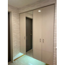 【玄関】 | ル・シック千葉フロンテージ | ホワイト基調の清潔感あるシューズボックス＆姿見付