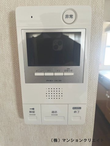 アパガーデンコート城東のセキュリティ|モニター付きインターホン（キッチン入り口の壁にあります）
