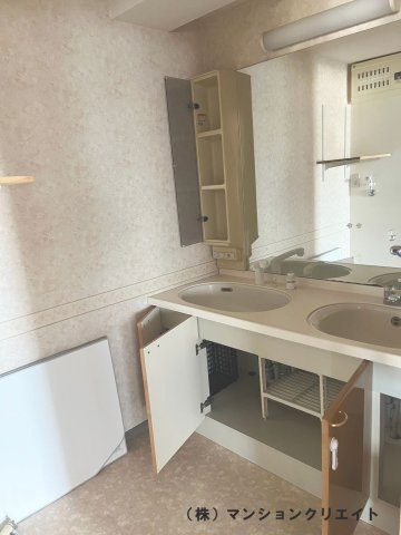 アパガーデンコート城東の独立洗面台|収納もたっぷりです