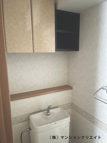 アパガーデンコート城東のトイレ|上部に吊戸棚付き