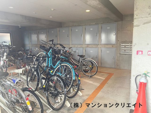 アパガーデンコート城東の駐輪場|駐輪場の奥にトランクルームがあります