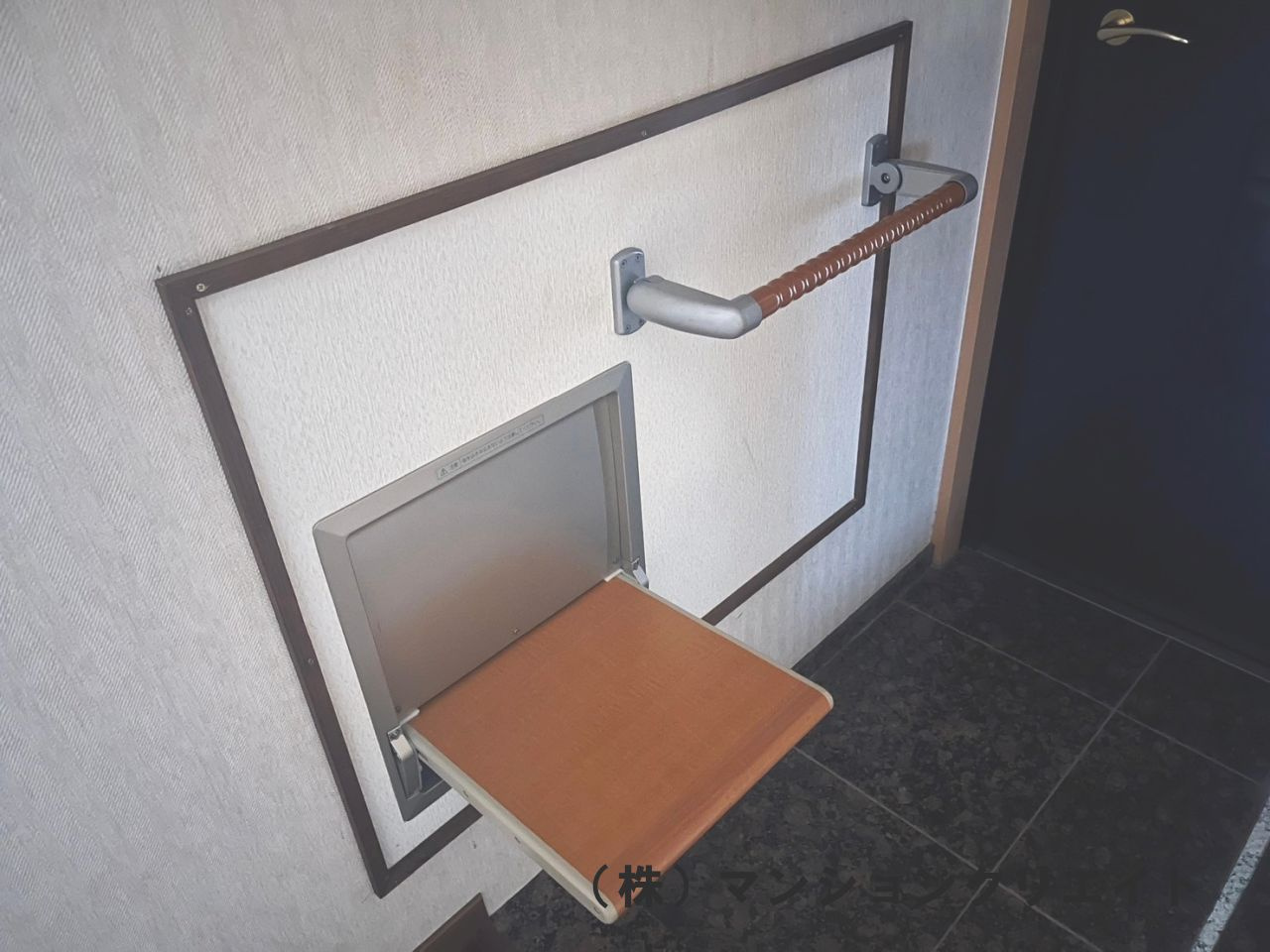 アパガーデンコート城東の玄関|手すりと収納型簡易ベンチ