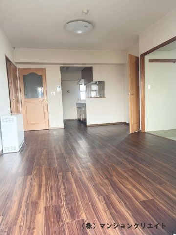 アパガーデンコート城東の居間・リビング|リビングからのキッチン