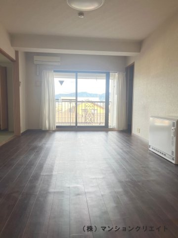 アパガーデンコート城東の居間・リビング|キッチンからのリビング