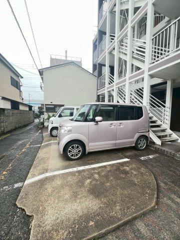 レオパレスル・コントワールⅡの駐車場