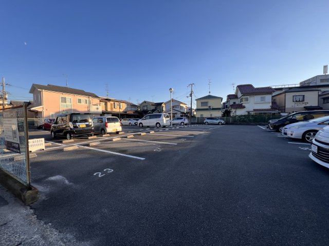 若竹ガレージの駐車場