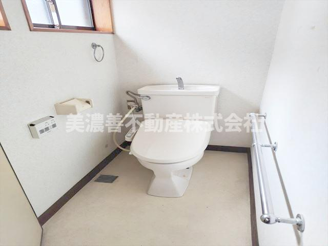 ６４２１６　岐阜市御望中古戸建てのトイレ