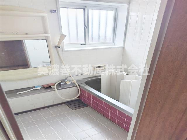 ６４２１６　岐阜市御望中古戸建ての浴室