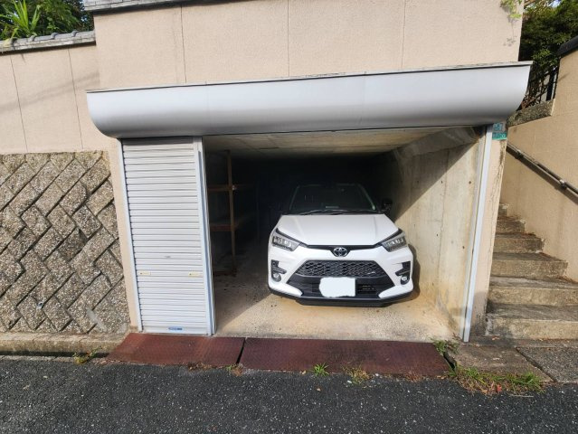 小倉南区葛原3丁目　中古戸建ての駐車場|シャッター付きの駐車場♪【小倉南区　中古戸建】