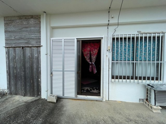 伊良部字長浜283-3　中古戸建の玄関