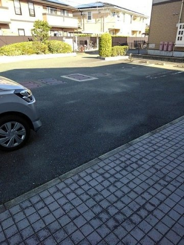 メゾン・アンジュ参番館の駐車場