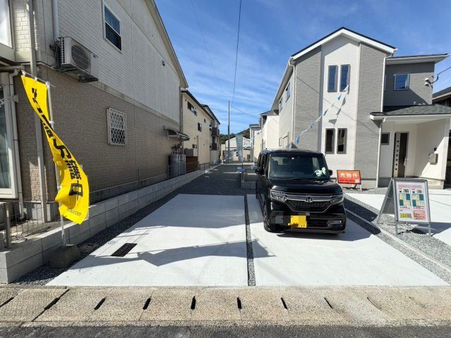 ーBloomーブルームー小倉南区南方3丁目3期　【小倉南区　新築戸建て】の駐車場|駐車スペースは並列3台、奥に1台停められます♪　【小倉南区　新築戸建て】