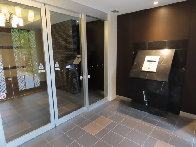 グランカリテ塚本のエントランス