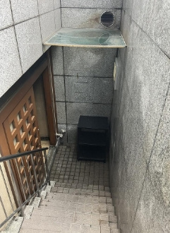 今井ビルのエントランス