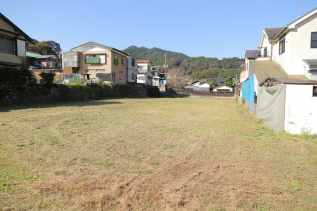 【外観】 | 土地購入を検討されている場合、境界杭がない状態で購入してしまうと境界確定測量をする必要があり、費用がかかります。購入の前に、売主、隣土地所有者立ち合いのもと境界を確定し境界杭を設置するのがベストです。