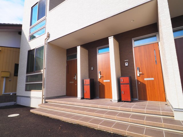 アメージングのエントランス|各居室に宅配ボックス完備