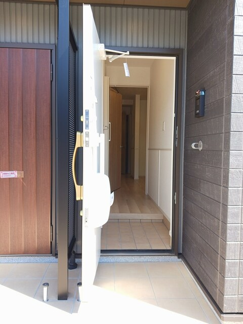 ジュネス寺本の玄関