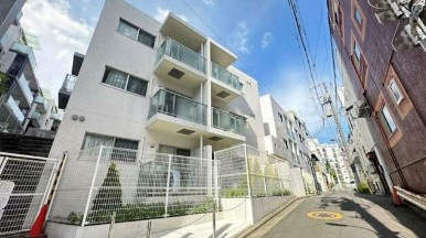 【外観】 | プラザ中落合 | 鉄筋コンクリート造のがっちりとした建物。