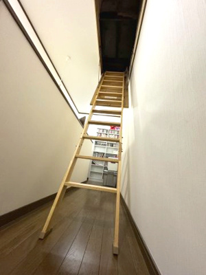 【収納】 | 河南町さくら坂3丁目　中古戸建 | 2階廊下の天井からハシゴを降ろして屋根裏収納スペースへ！普段使わないものや思い出の品などをたっぷり収納できます。