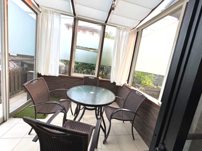 【その他】 | 河南町さくら坂3丁目　中古戸建 | 陽光が心地よいガーデンルーム！テーブルやイスを置いて趣味の読書や、寛ぎのティータイムを楽しめます。