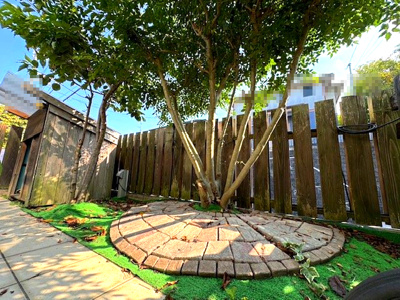 【庭】 | 河南町さくら坂3丁目　中古戸建 | 陽光が注ぐ南庭では、シンボルツリーを植えたり、趣味のガーデニングで緑に囲まれた生活も楽しめます。