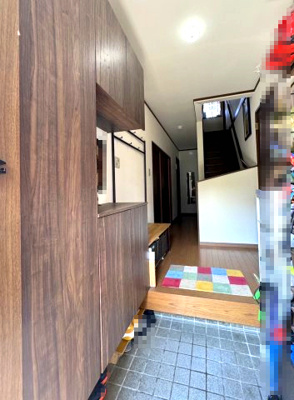 【玄関】 | 河南町さくら坂3丁目　中古戸建 | シューズボックス付きで玄関廻りもスッキリ！お住まい中につき、内覧ご希望の際は日時に余裕をもってご連絡ください。