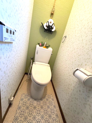 【トイレ】 | 河南町さくら坂3丁目　中古戸建 | 温水洗浄便座付きのトイレで、寒い季節でも温かい便座で身体が冷えることなく座ることができます。