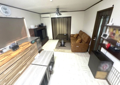 【居間・リビング】 | 河南町さくら坂3丁目　中古戸建 | ご家族が集まるLDKは16帖！リビングは二面採光、キッチンにも窓があり、家族団らんの時間を心地よく演出。