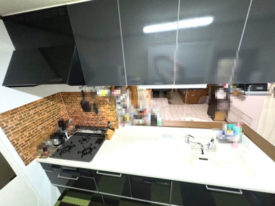 【キッチン】 | 河南町さくら坂3丁目　中古戸建 | 収納豊富なシステムキッチン！食洗機付きで食後の後片付けをサポート。リビングの様子が見渡せ、家族の会話も弾みそうです。