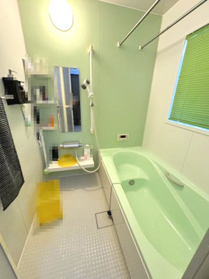 【浴室】 | 河南町さくら坂3丁目　中古戸建 | 明るさに加えて柔らかさもプラスされたパステルカラーの浴室！ゆったりとお湯に浸かって1日の疲れを癒していただけます。