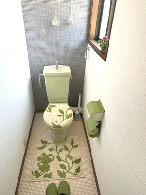 【トイレ】 | 河南町さくら坂3丁目　中古戸建 | 窓から光が入り、明るく爽やかな雰囲気！各階にあるので、トイレのたびに階段を上り下りする手間もありません。