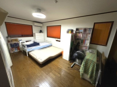 【寝室】 | 河南町さくら坂3丁目　中古戸建 | 広々12帖の主寝室！大型ベッドを置いても余裕の広さ。家具の配置もしやすく、お好きなレイアウトがお楽しみいただけます。