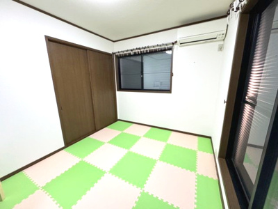 【洋室】 | 河南町さくら坂3丁目　中古戸建 | 南向きバルコニーに面した、6帖の洋室！全居室6帖以上+二面採光を確保しており、プライベートタイムもゆったり快適。