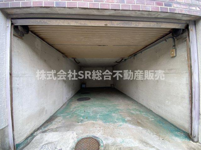 東山町中古戸建の駐車場|シャッター付きの車庫がございます！物置としても使えます！