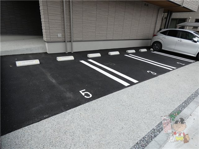 レフィシア津倉の駐車場