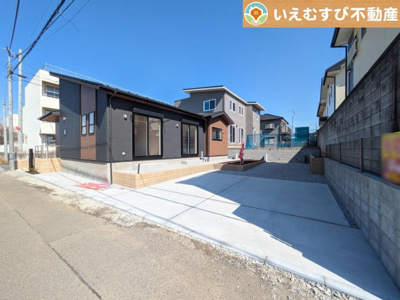 【駐車場】 | BLOOMING GARDEN　行田市桜町2丁目 | 3台駐車可能なゆとりのカースペース
複数台車をお持ちでも、お友達が遊びに来てもゆとりの駐車スペース！