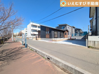 【前面道路含む現地写真】 | BLOOMING GARDEN　行田市桜町2丁目 | 充分な広さの前面道路
間口が広くお車の出し入れも問題なく行えるスペースが確保されています♪